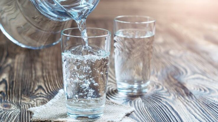 lasillinen vettä juomaruokaa varten