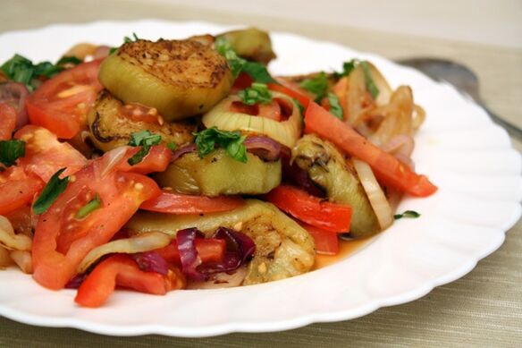 Maggi-ruokavalioon kuuluu terveellinen salaatti vihanneksista ja keitetystä munakoisosta. 