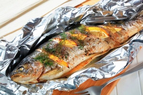 Noudata Maggi-ruokavaliota foliossa paistetulla kalalla illalliseksi