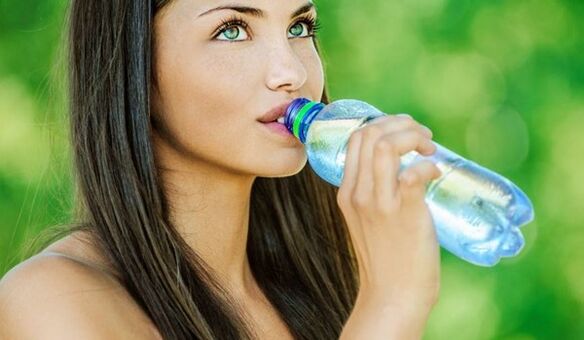 Laihduttaaksesi tehokkaasti, sinun on juotava tarpeeksi vettä. 